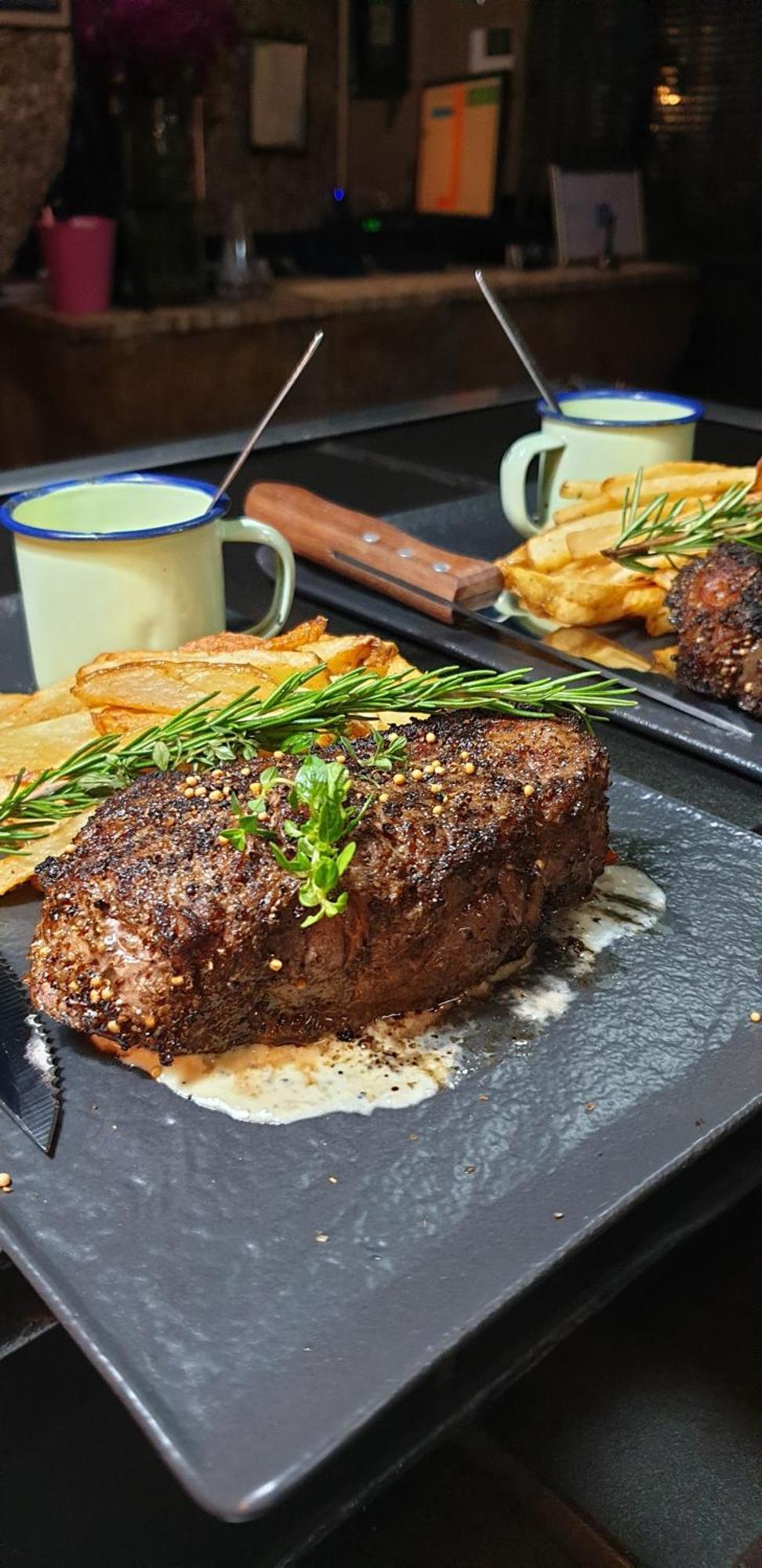 44 On Ennis Guest Lodge And Restaurant - No Load Sheddding 에르멜로 외부 사진