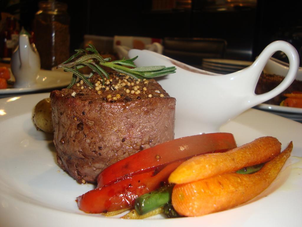 44 On Ennis Guest Lodge And Restaurant - No Load Sheddding 에르멜로 외부 사진