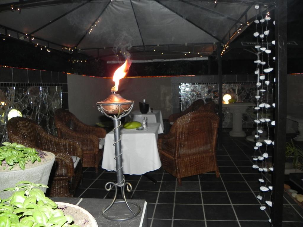 44 On Ennis Guest Lodge And Restaurant - No Load Sheddding 에르멜로 외부 사진