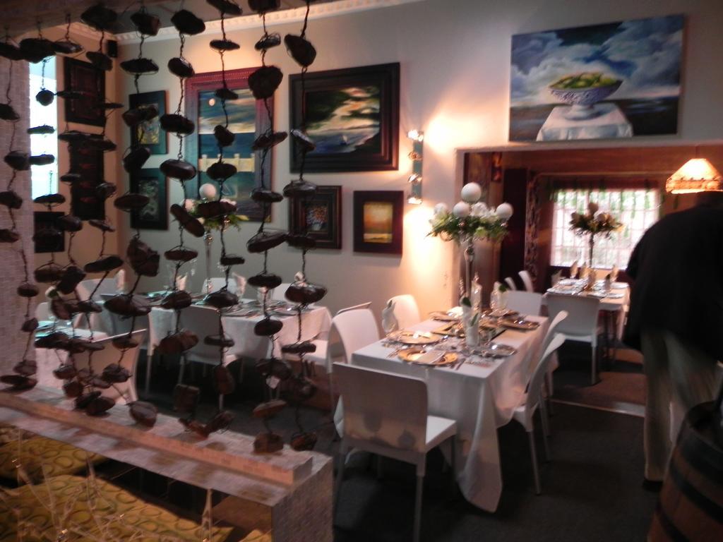 44 On Ennis Guest Lodge And Restaurant - No Load Sheddding 에르멜로 외부 사진