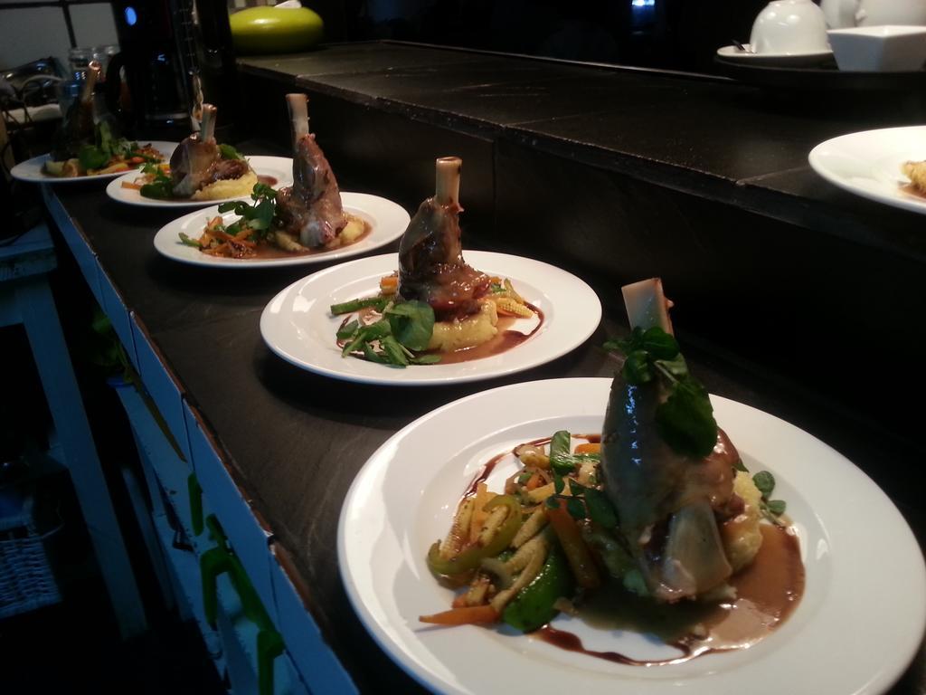 44 On Ennis Guest Lodge And Restaurant - No Load Sheddding 에르멜로 외부 사진